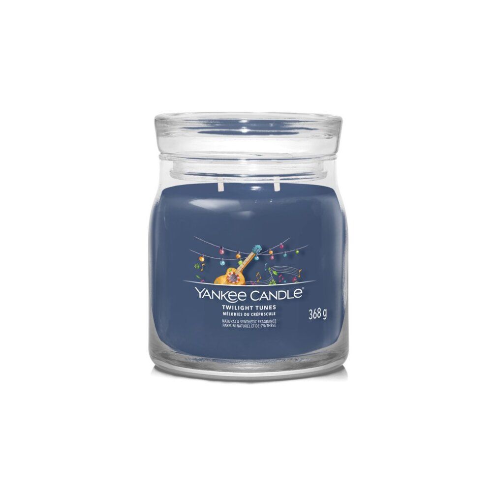 Aromakerze im Glas. Dunkelblauer Kerzenkörper mit Deckel. Aufschrift: Yankee Candle, Twilight Tunes, 368 g.