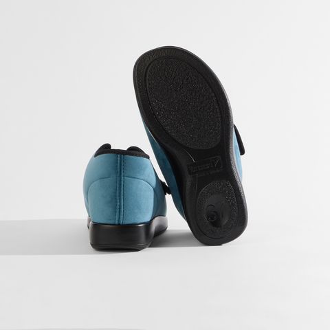 Detailansicht des Teddyfutters in schwarzen Schuhen.