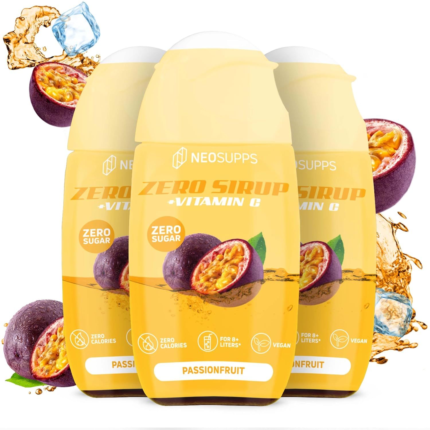 Drei Flaschen Zero Sirup, Passionsfrucht. Auf den Flaschen steht: Zero Sirup + Vitamin C, Zero Sugar, Zero Kalorien, Vegan. Eiswürfel und Passionsfrucht.