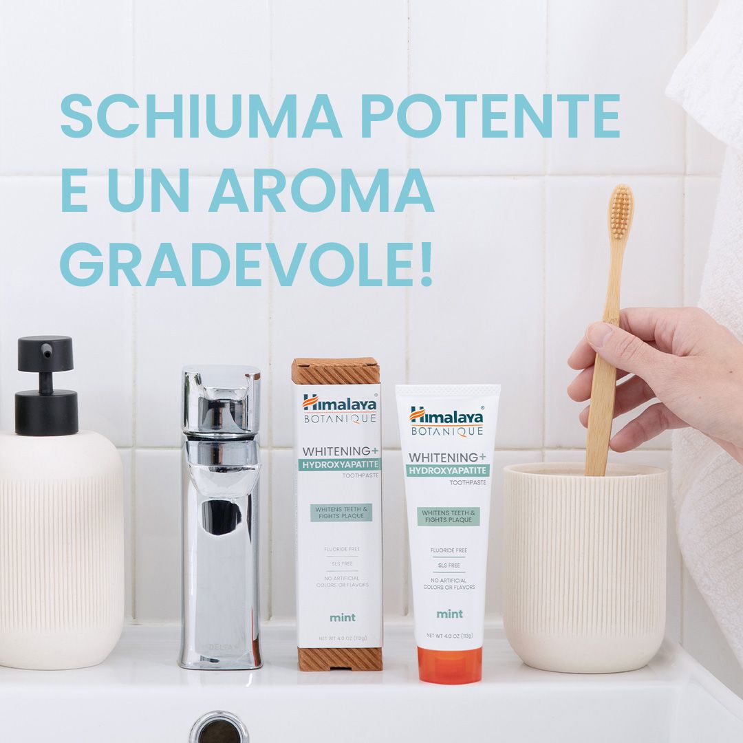 Himalaya Botanique Whitening Zahnpasta und Karton auf einem Waschbecken.