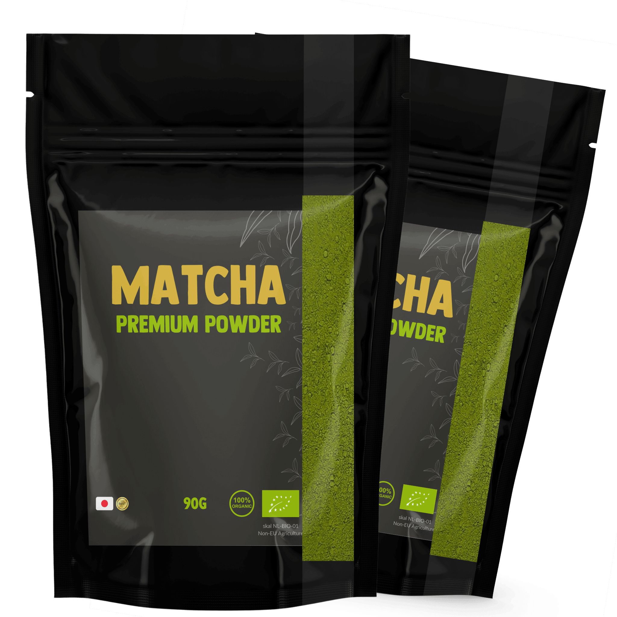 Zwei schwarze Beutel mit Matcha-Pulver. Aufschrift: Matcha Premium Powder. 90g. Mit Bio-Siegel.