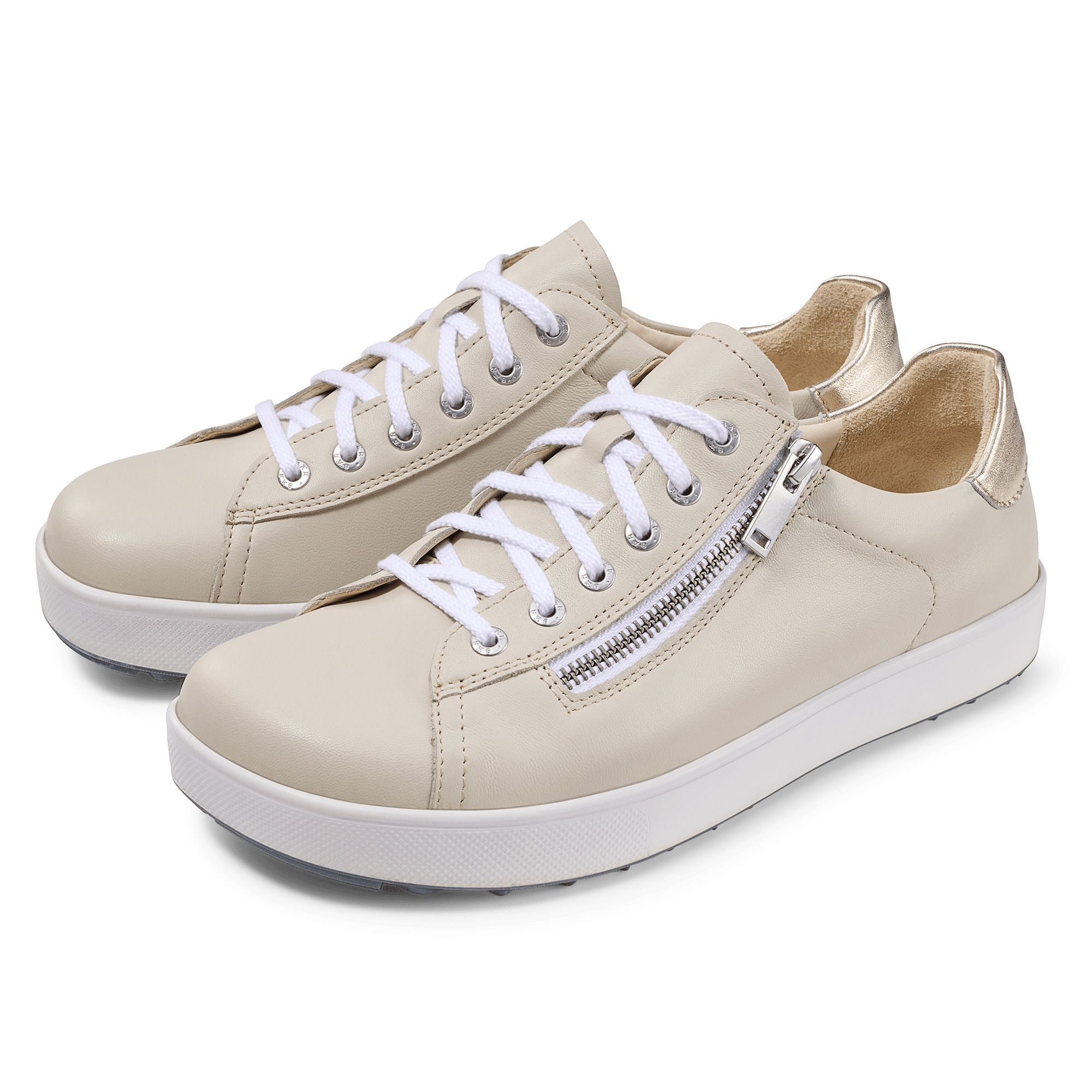 Beige Schnürschuhe mit Reißverschluss und weißer Sohle. Goldfarbener Akzent an der Ferse. Schnürsenkel.