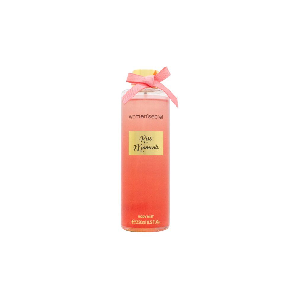 Körpernebel-Flasche mit rosa Schleife. Aufschrift: Women'secret, Kiss Moments. Flüssigkeit in Rosa. Auf weißem Hintergrund.