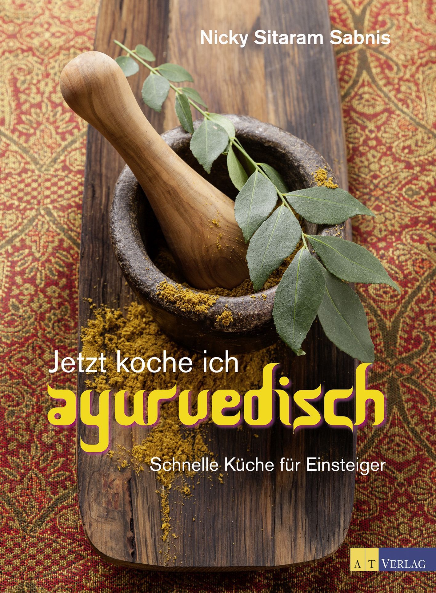 Buchcover: "Jetzt koche ich ayurvedisch". Titel in Gelb. Autor: Nicky Sitaram Sabnis. Abgebildet: Mörser mit Stößel, Gewürz, Blätter.