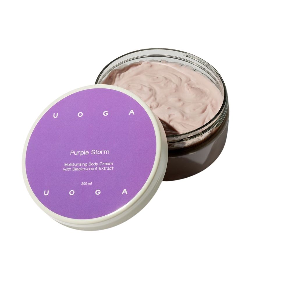 Behälter mit lila Deckel. Aufschrift: Purple Storm, Feuchtigkeitsspendende Körpercreme mit Schwarze Johannisbeere Extrakt. Glasbehälter mit Creme.