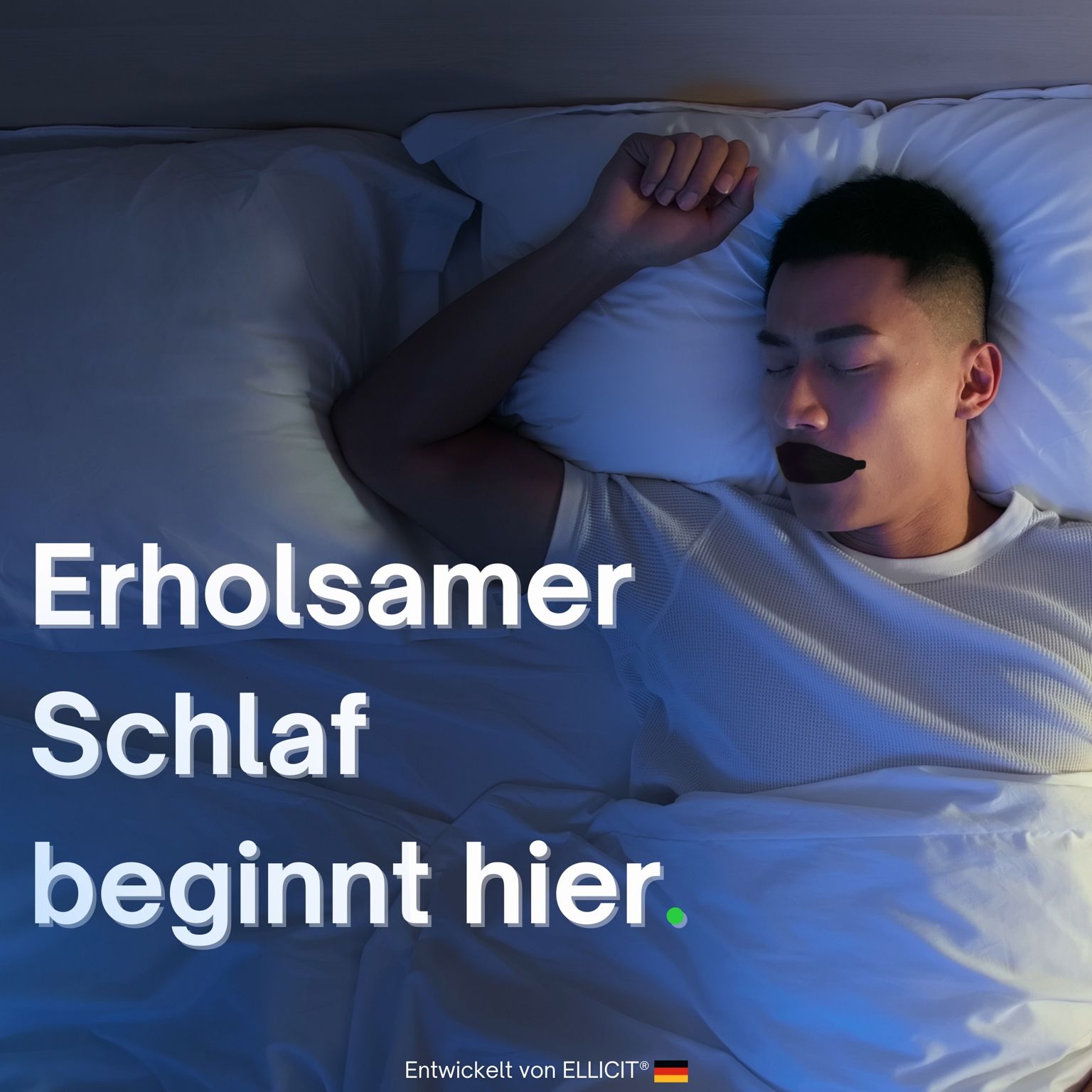 Mann schläft im Bett mit Mundpflaster. Text: Erholsamer Schlaf beginnt hier. Logo: ELLICIT®.