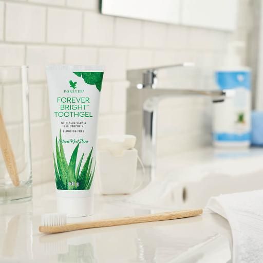 Zahnpasta-Tube mit "Forever Bright Toothgel"-Logo. Aufschrift: "Mit Aloe Vera & Bienenpropolis". Natürlicher Minzgeschmack. Auf Waschbecken.