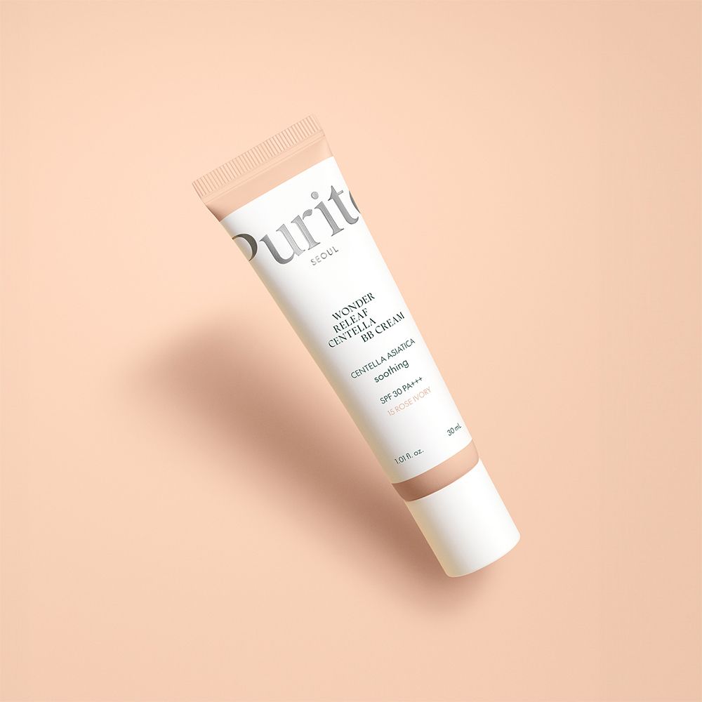 Purito Wonder Releaf Centella BB Cream, 15 Rose Ivory, schräg liegend auf hellem Untergrund.