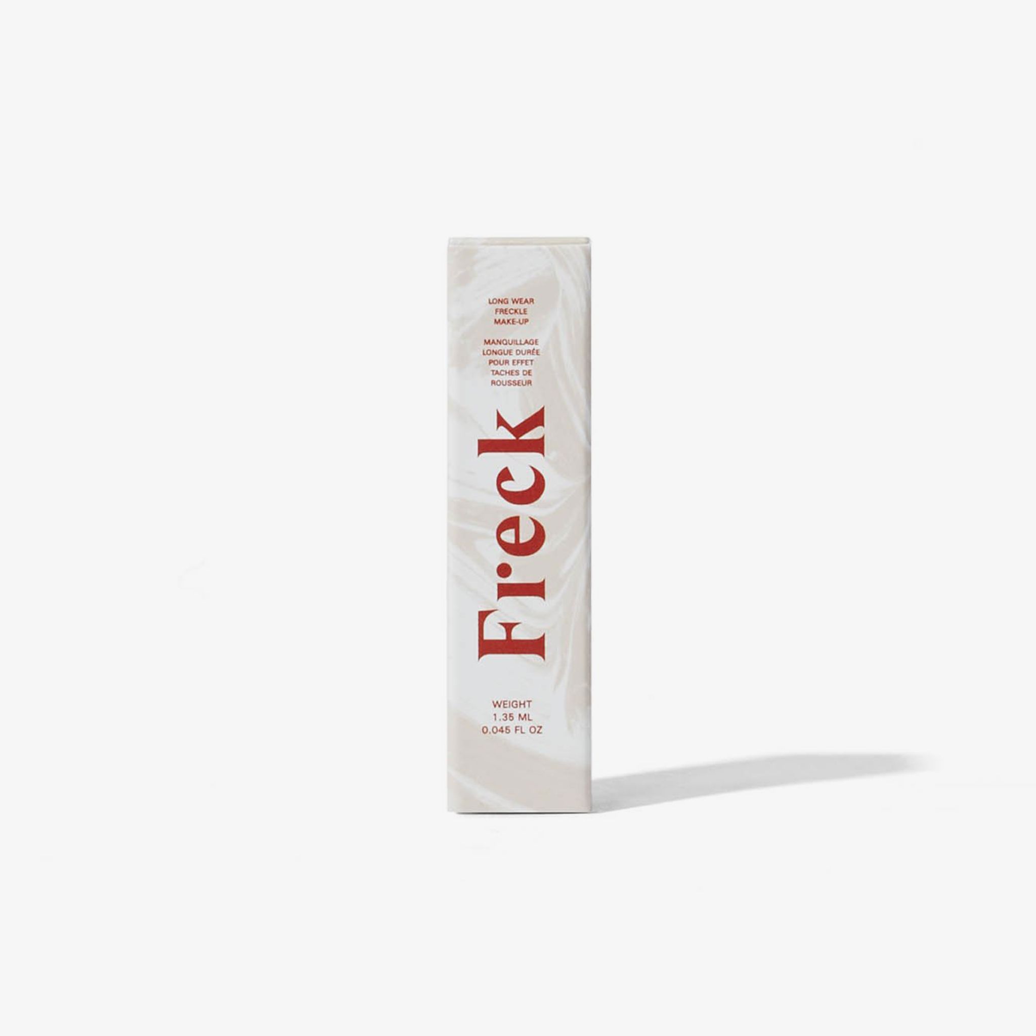 Scatola con scritta "Freck" rossa. Testo: Long Wear, Freckle Effect, ecc. Peso: 1.7g / 0.06 fl oz.