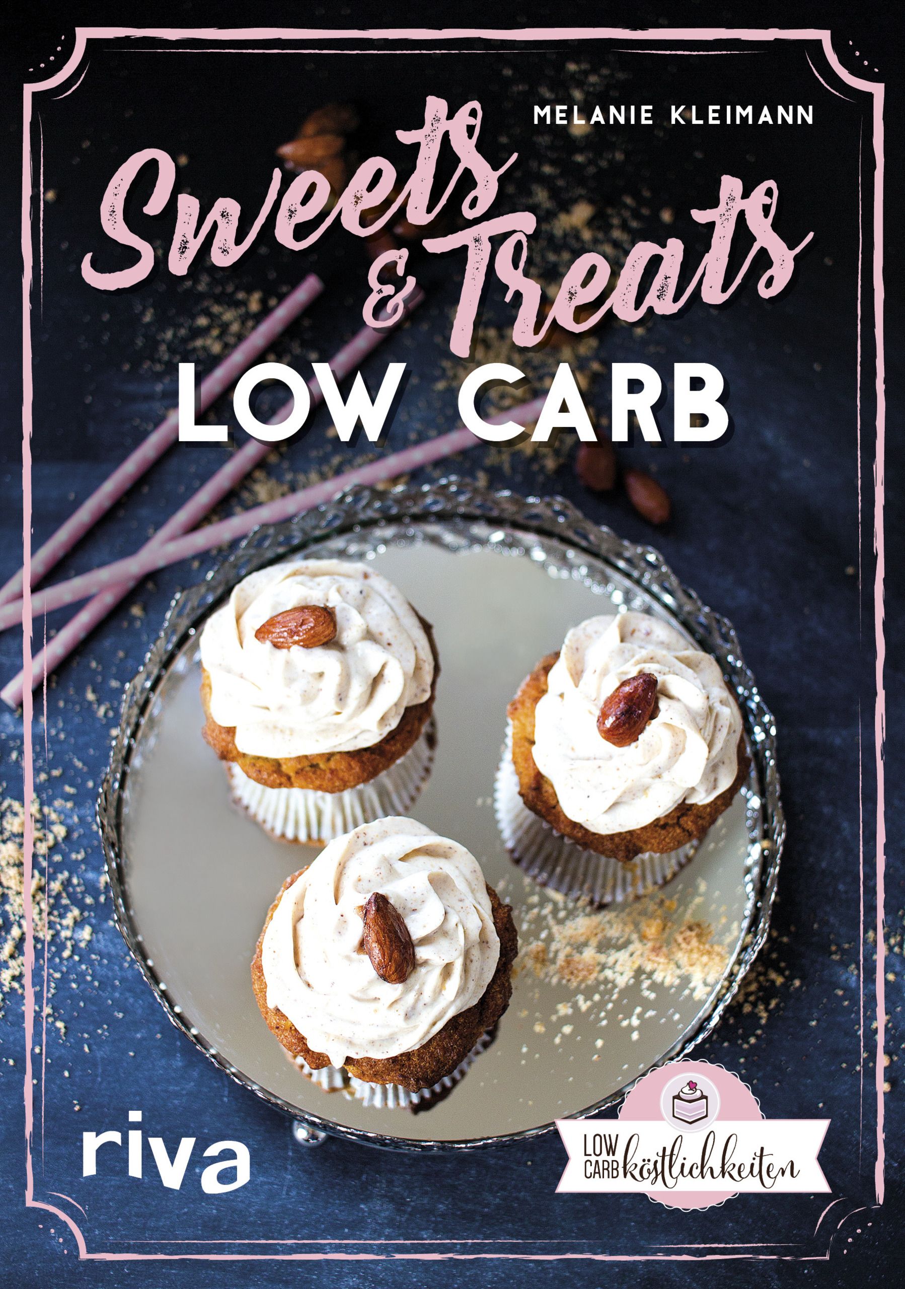 Drei Cupcakes mit Sahnehaube und Mandel auf einem silbernen Tablett. Titel: Sweets & Treats Low Carb. Marke: riva.