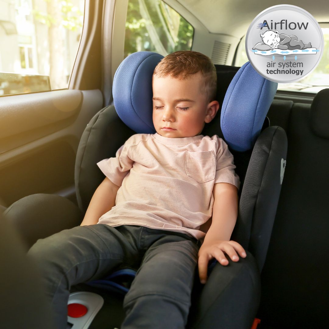Bambino che dorme in un seggiolino auto nero. Testo: Airflow, air system technology.