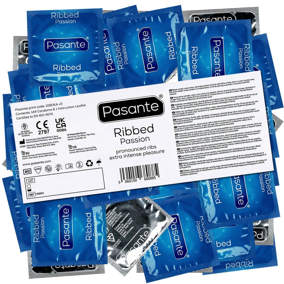 Blaue Kondom-Einzelverpackungen und eine Packungsbeilage. Aufdruck: Pasante Ribbed Passion. CE-Kennzeichnung.