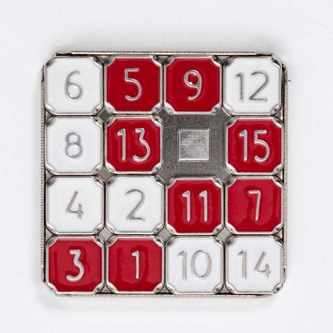 Quadratisches Schiebepuzzle mit Zahlen 1-15 und einem leeren Feld.