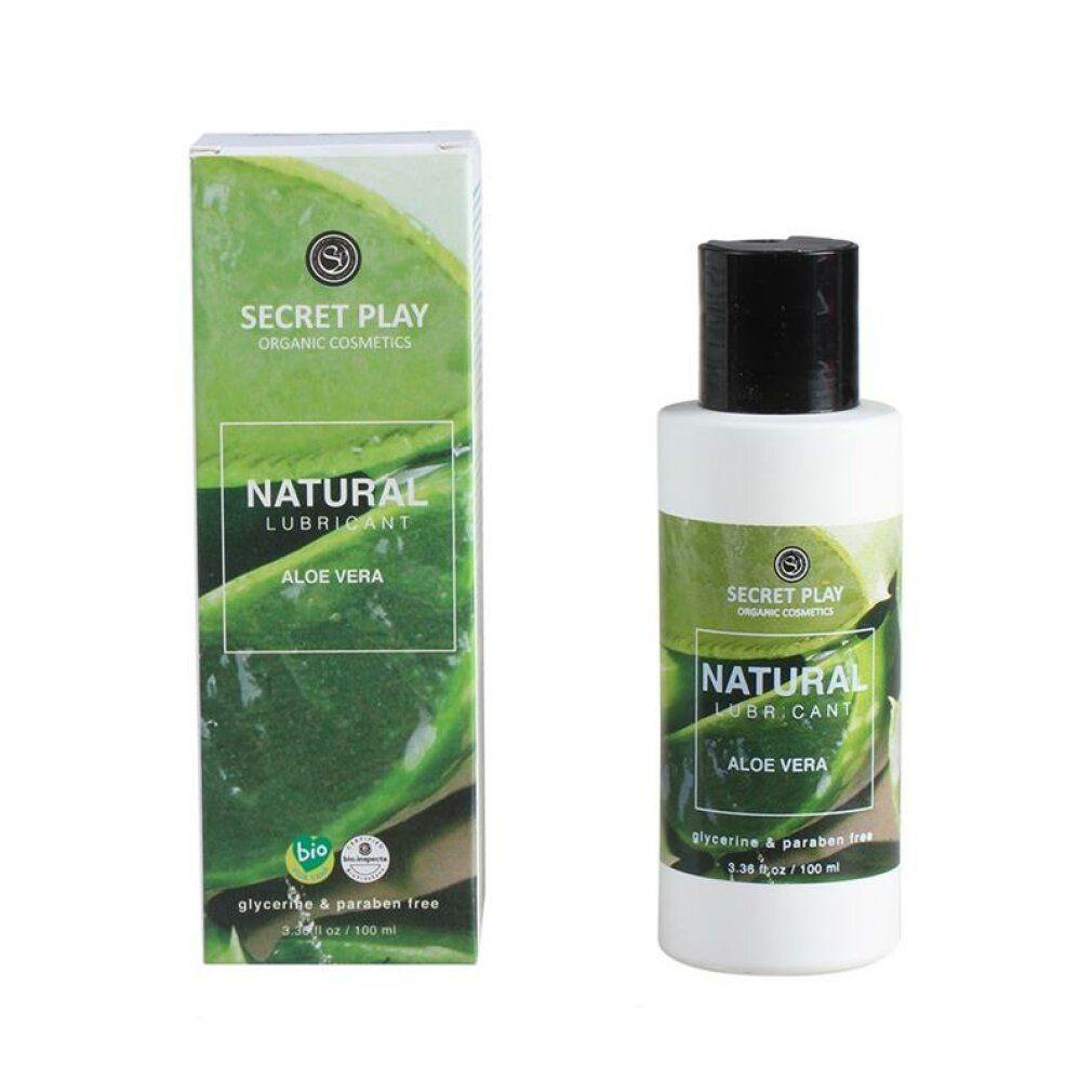 Flasche und Verpackung. Aufschrift: "Natural Lube Aloe Vera". Bio-Siegel. Marke: Secret Play. Weißes Fläschchen mit schwarzem Deckel.