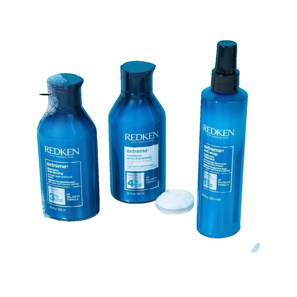 Drei blaue Flaschen mit schwarzem Deckel und Etikett. Eine Flasche hat einen Sprühkopf. Ein weißes Pad liegt daneben.