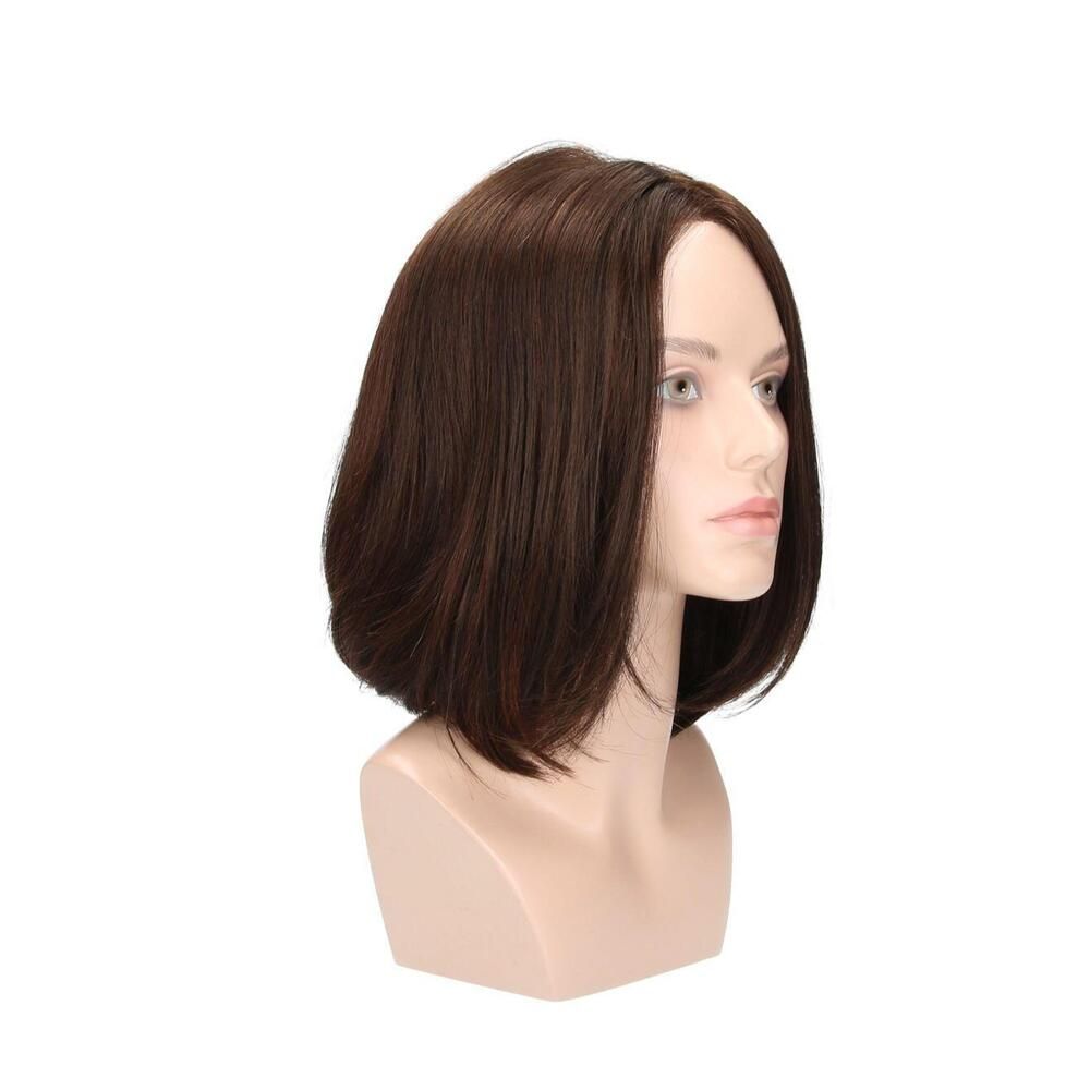 Braune Perücke auf einem Schaufensterkopf. Mittellange, glatte Haare. Dreiviertelansicht.