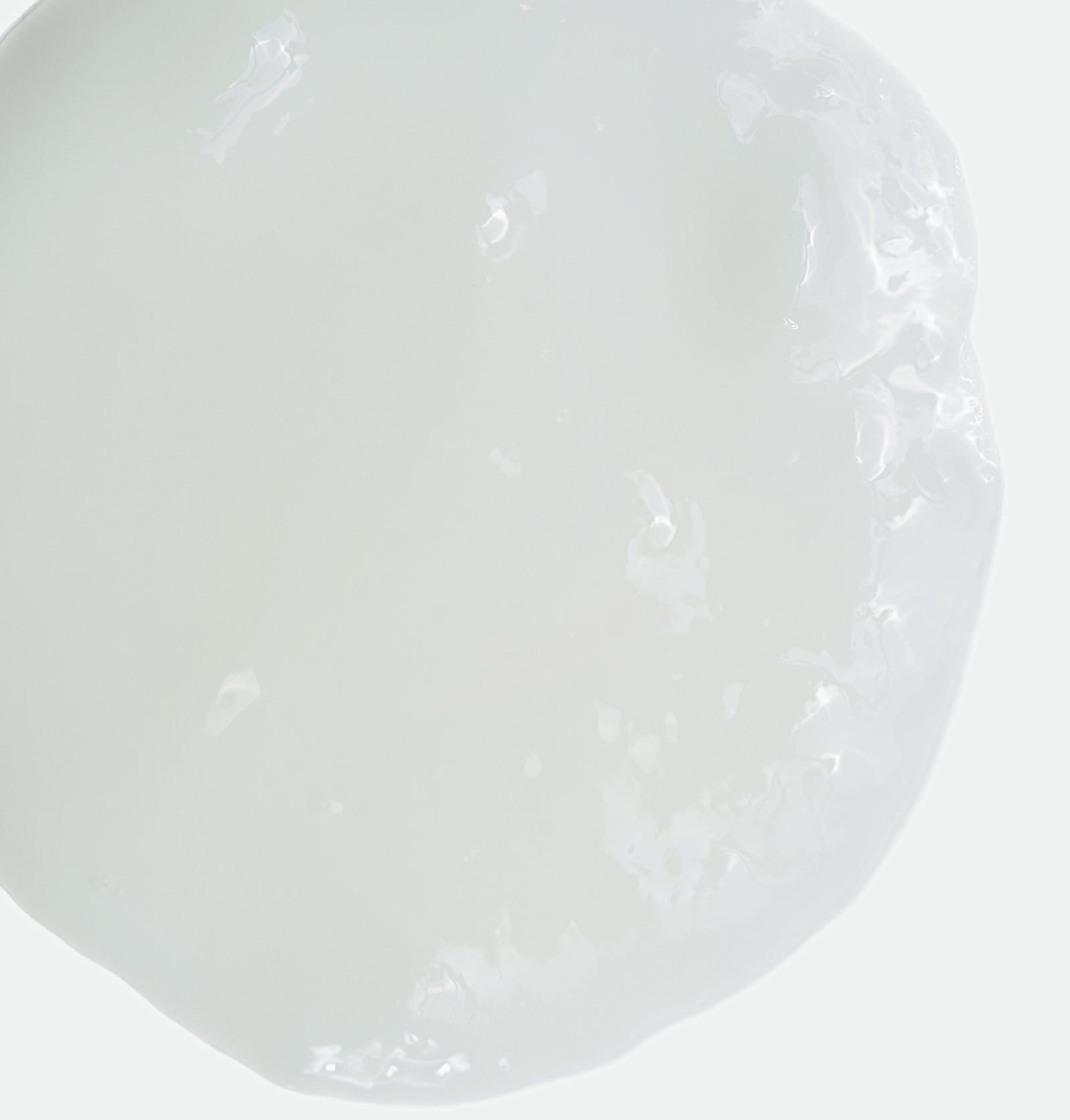 Nahaufnahme einer weißen, gelartigen Substanz. Textur und Konsistenz sind sichtbar.