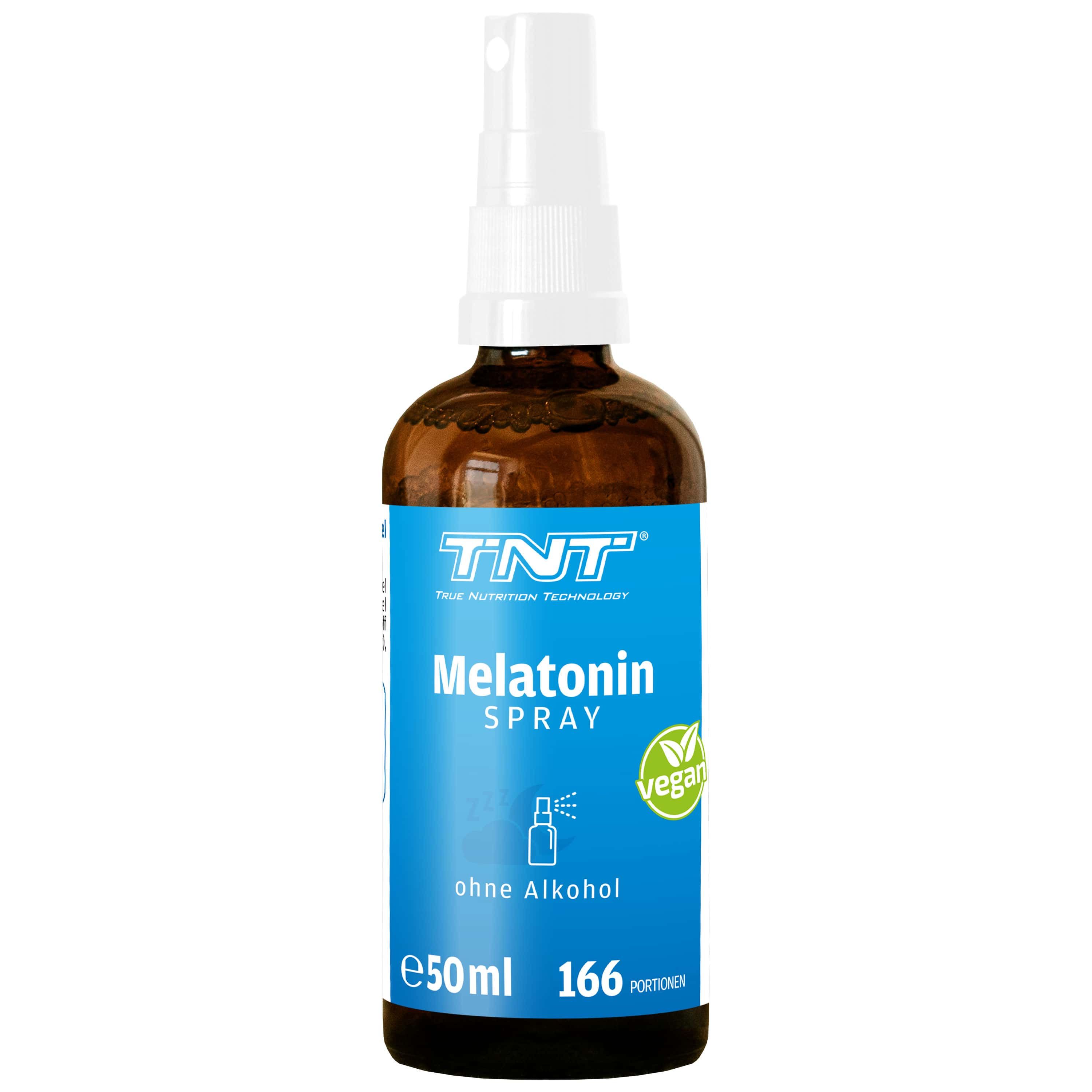 Braune Glasflasche mit weißem Sprühkopf und blauem Etikett. Enthält Melatonin Spray. Vegan. Ohne Alkohol.