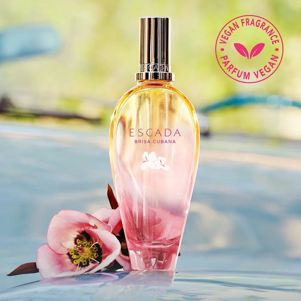 Parfümflasche mit gelb-rosa Farbverlauf. Aufschrift: Escada Brisa Cubana. Vegan-Siegel. Rosa Blume.