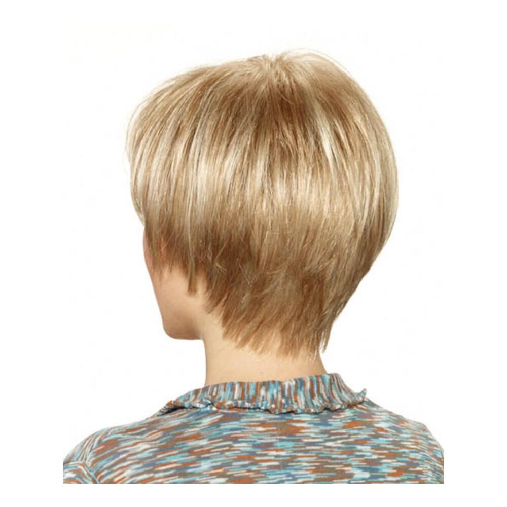 Blonde Perücke mit kurzem, gestuftem Schnitt. Rückansicht.