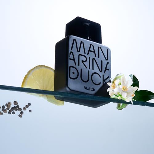 Schwarzer Flakon mit Zitrone, Pfefferkörnern und Blüten. Aufschrift: Mandarina Duck Black. Quadratische Form.