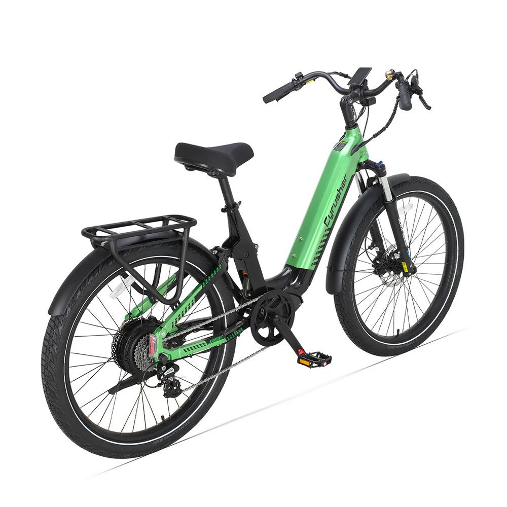 Grünes E-Bike, Seitenansicht. Schwarze Komponenten, Gepäckträger, Schutzbleche. Marke Cyrusher sichtbar. Auf weißem Hintergrund.