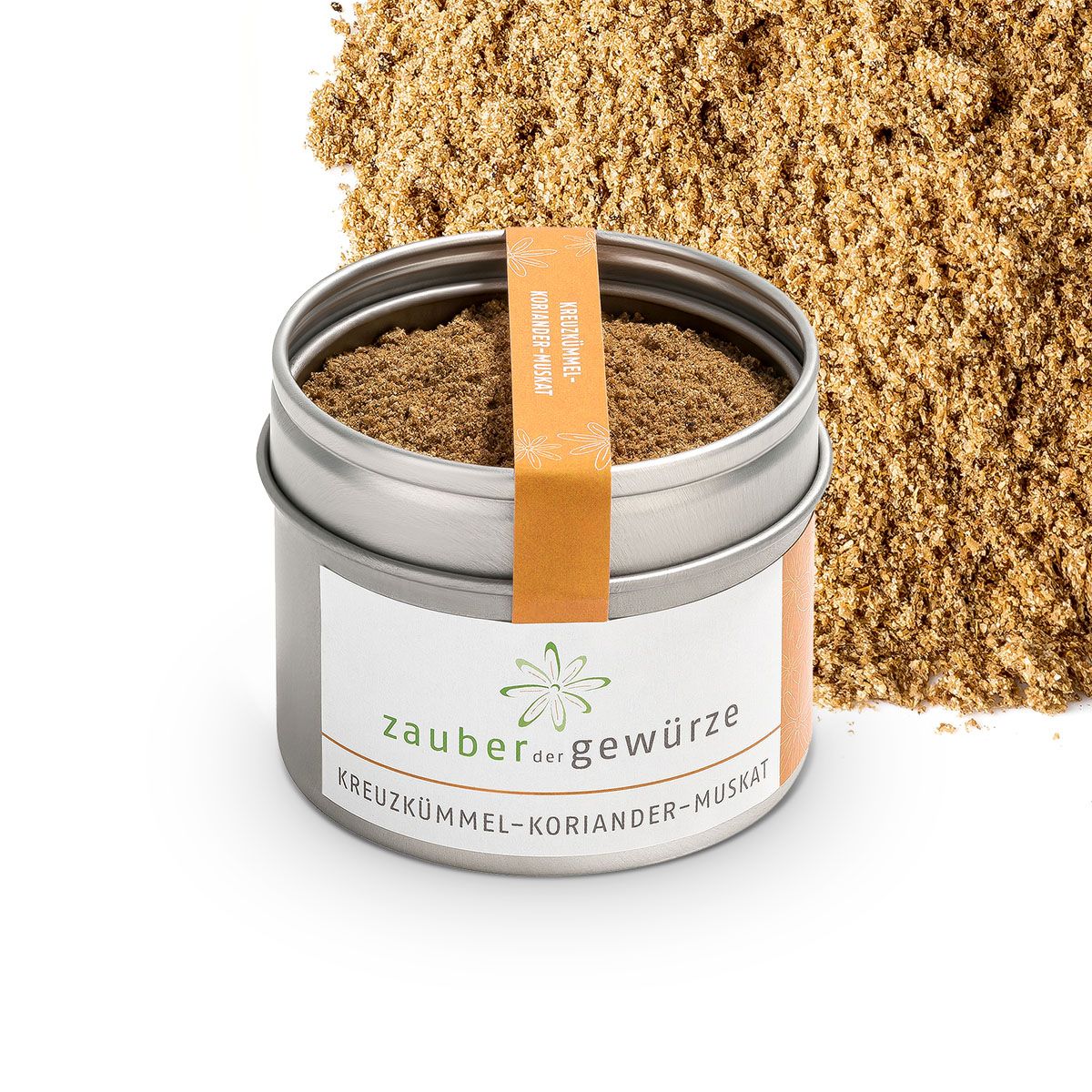 Offene Dose mit Gewürzmischung, daneben Gewürzberg. Orangefarbenes Etikett mit Produktnamen. Weißes Etikett mit Logo und Produktbezeichnung.