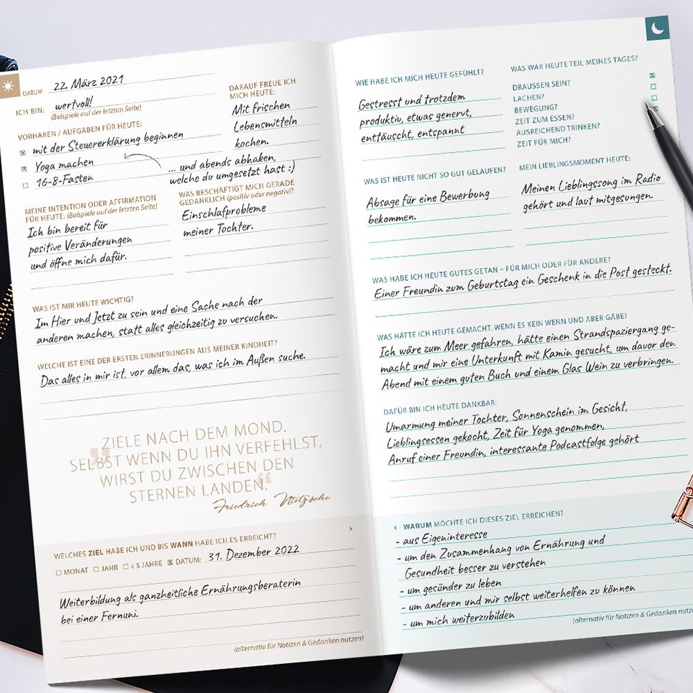 Geöffnetes Tagebuch mit handschriftlichen Notizen. Datumsangabe: 22. März 2021. Stift liegt daneben.