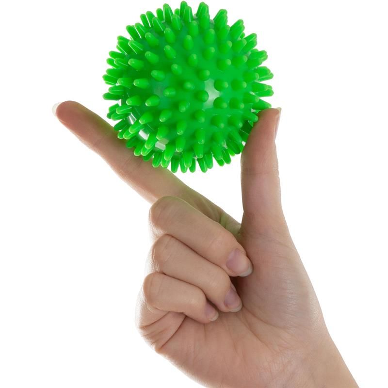 Grüner Massageball mit Noppen, gehalten von einer Hand. Ball auf dem Zeigefinger.