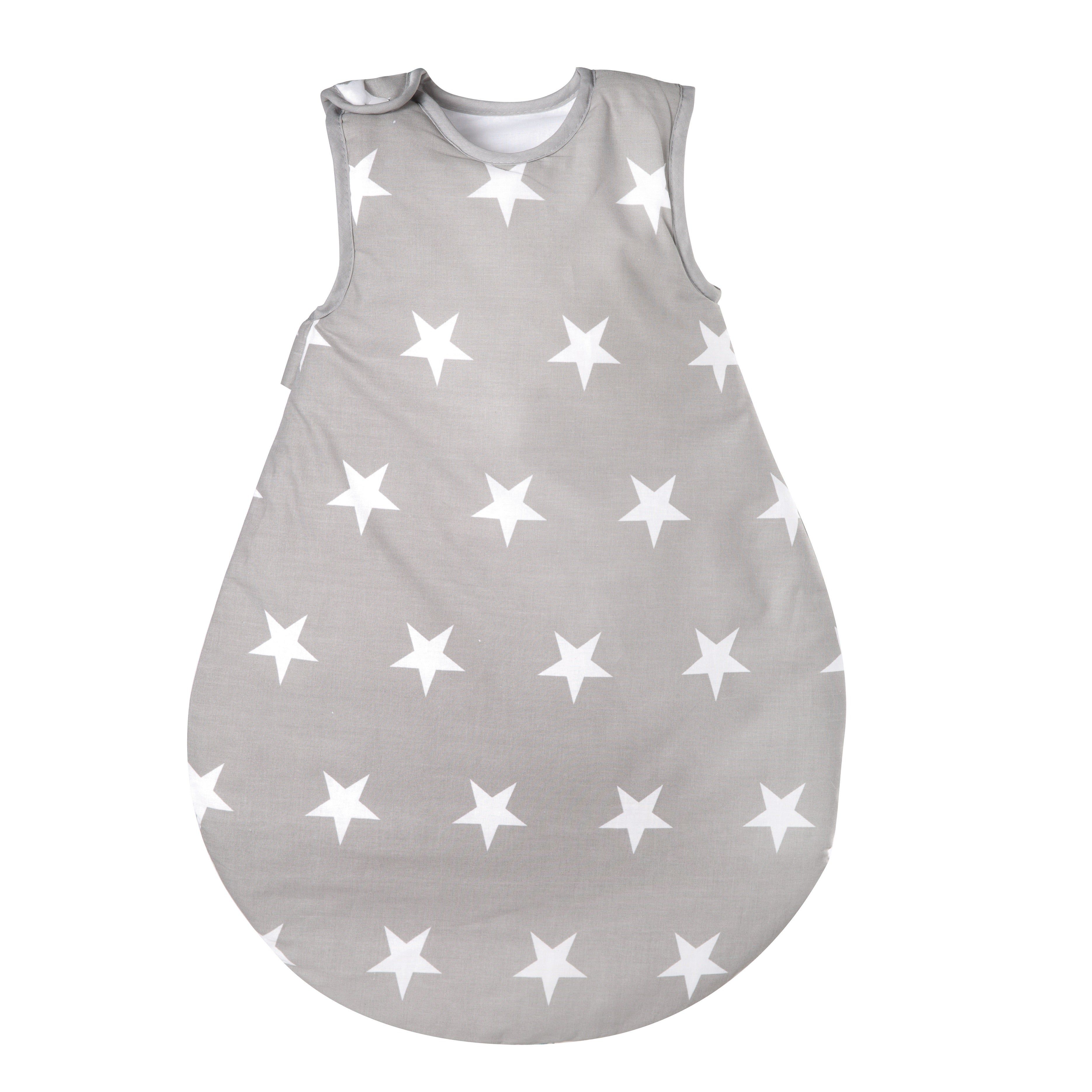 Grauer Babyschlafsack mit weißen Sternen. Rundes Design, ärmellos. Druckknopfverschluss an der Schulter.