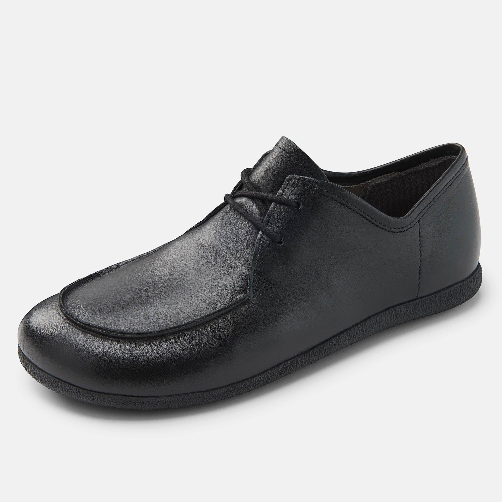 Schwarzer Schnürschuh. Leder, runde Kappe, flache Sohle. Schuh von der Seite, Schnürung sichtbar.