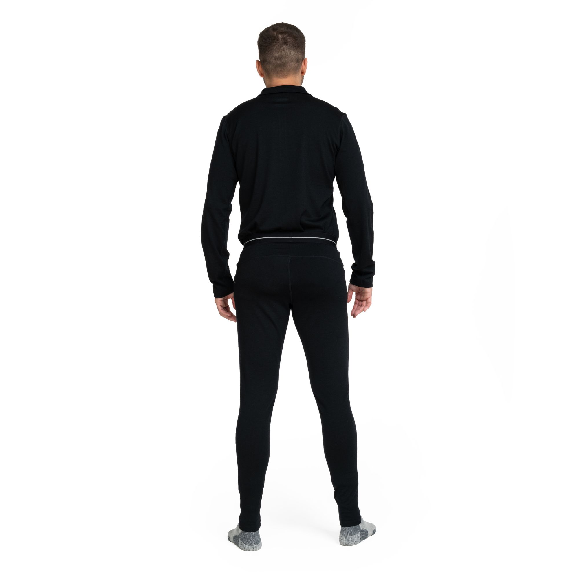 Mann von hinten trägt schwarze lange Unterhose aus 100% Merinowolle.