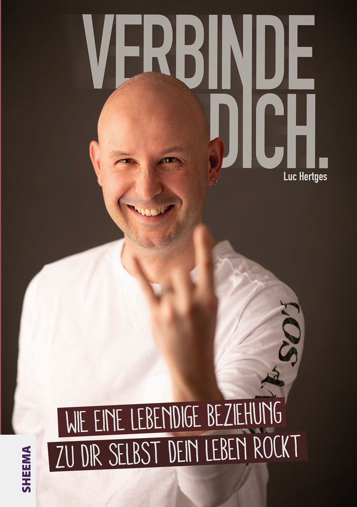 Buchcover mit Mann, der das Rock-Zeichen zeigt. Titel: Verbinde dich. Autor: Luc Hertges. Untertitel: Wie eine lebendige Beziehung zu dir selbst dein Leben rockt.