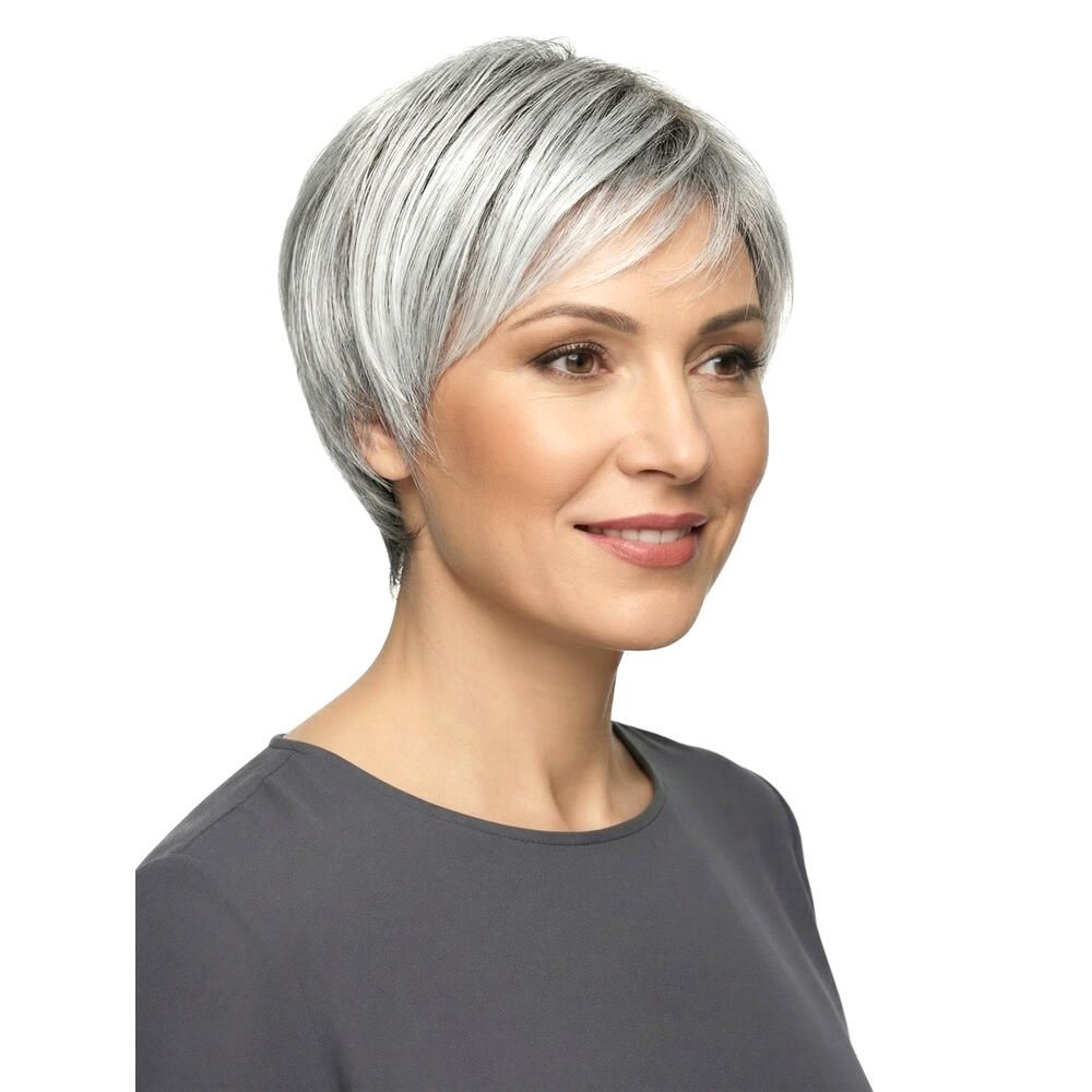 Kurzhaarperücke in Grau. Nahaufnahme einer Frau mit Perücke. Graues Haar, seitlicher Pony.