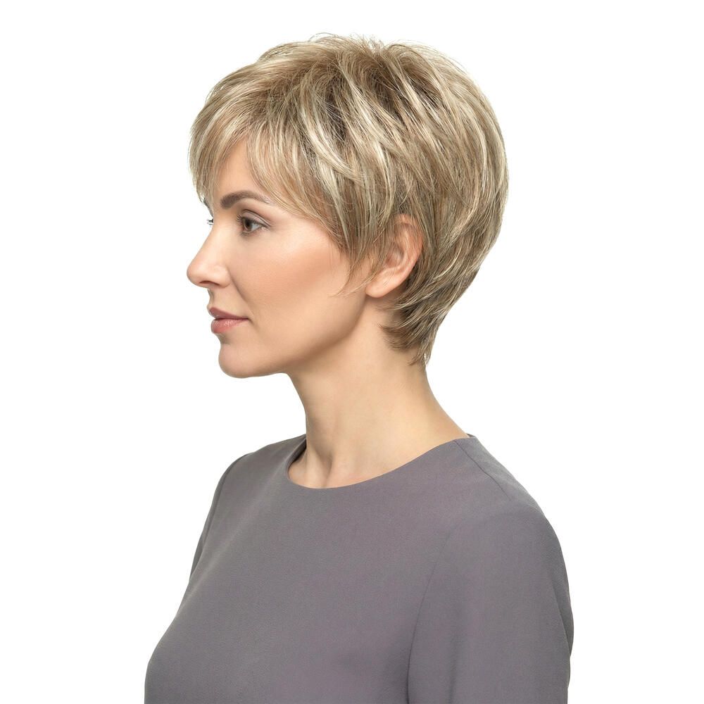 Kurzhaarperücke mit blonden Strähnen. Frau mit grauem Oberteil. Seitenansicht.
