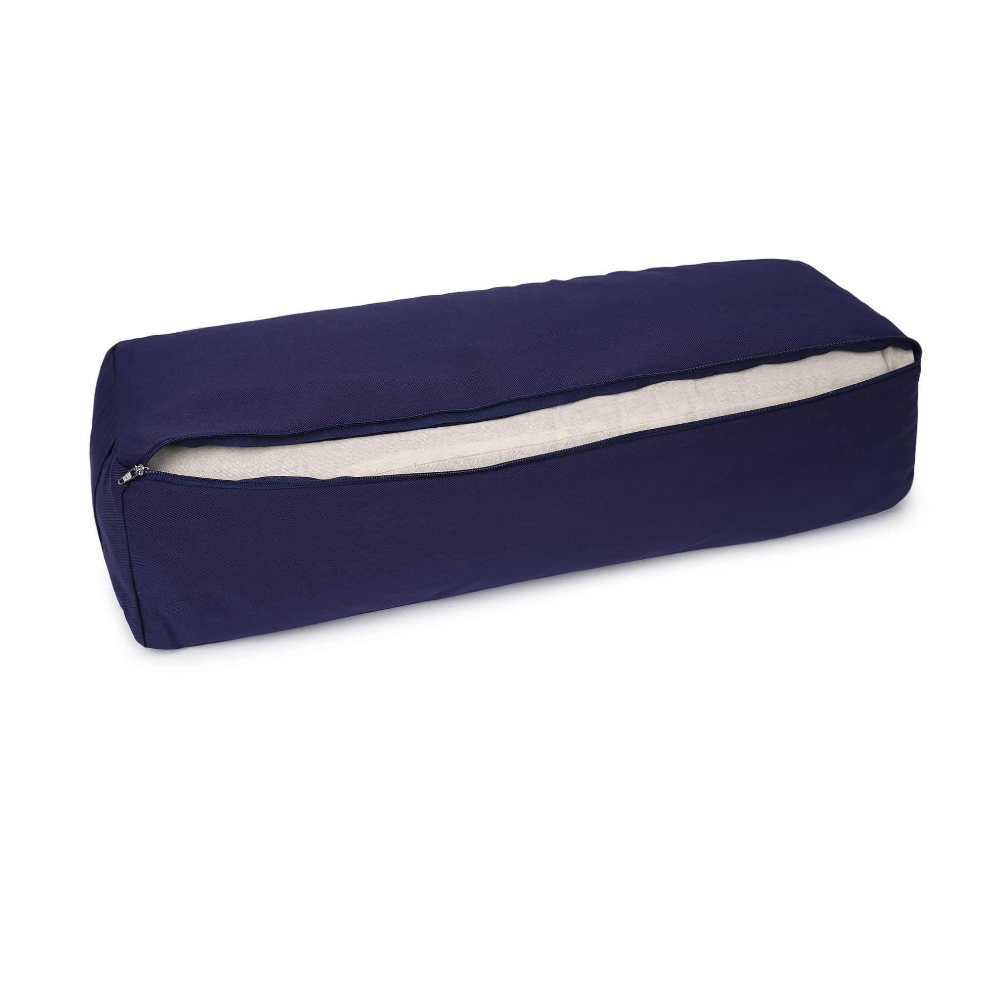 Dunkelblaues Yoga-Bolster mit geöffnetem Reißverschluss, der den cremefarbenen Bezug zeigt.