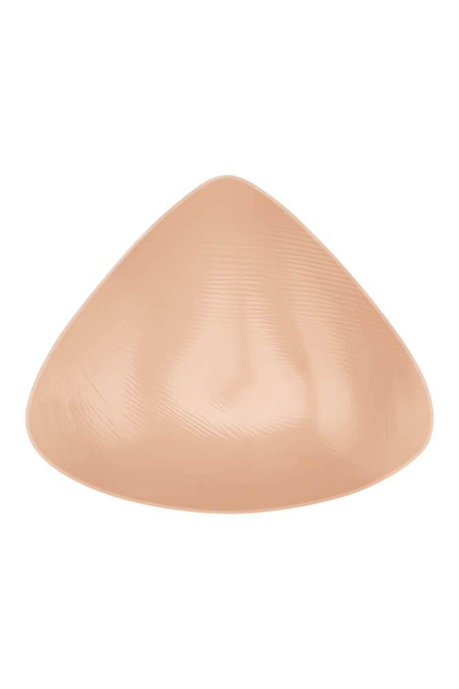 Hautfarbene Brustprothese in Tropfenform mit geriffelter Oberfläche. Vollansicht.