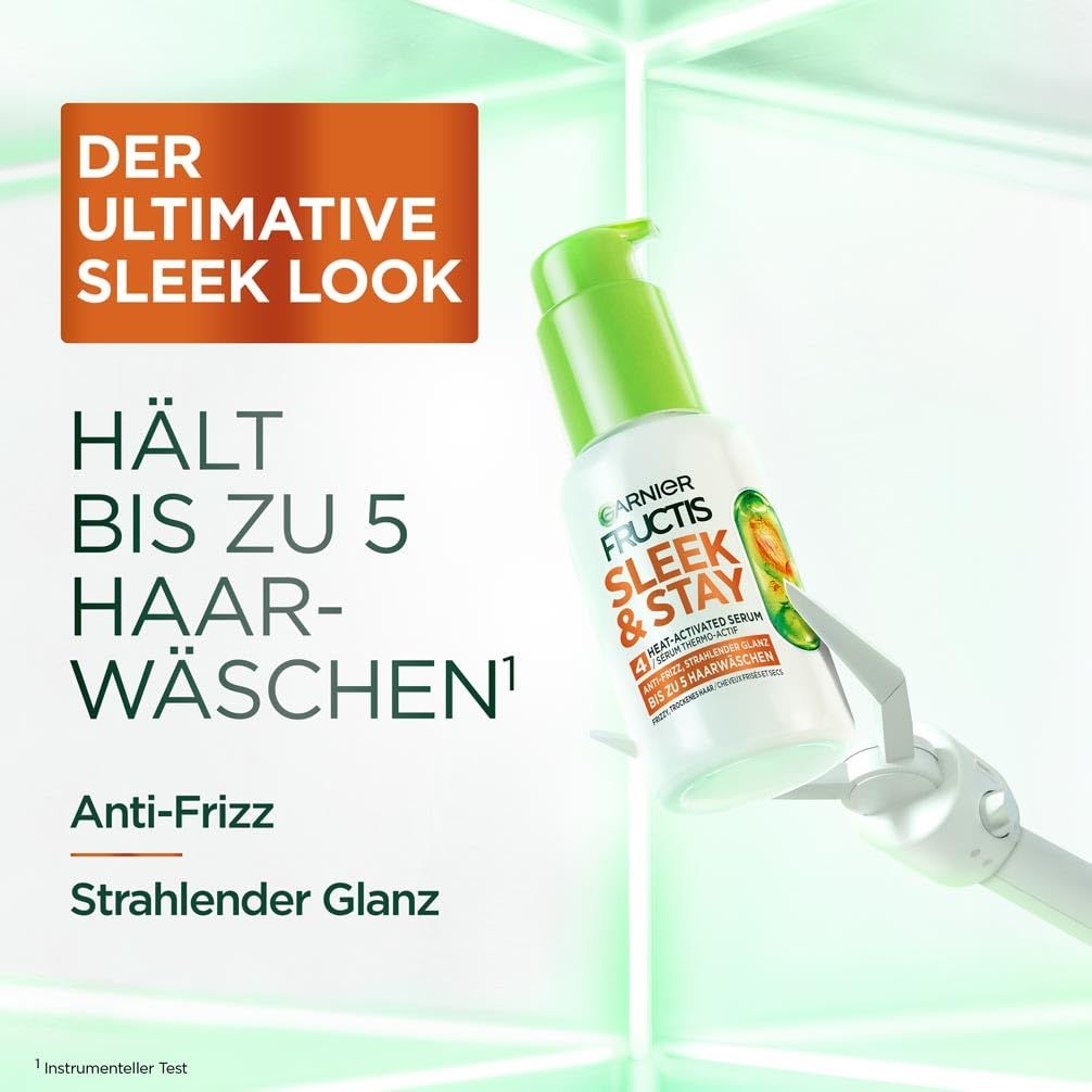 Produktflasche, grün-weiß, wird von einer metallischen Hand gehalten. Text: Der ultimative Sleek Look. Hält bis zu 5 Haarwäschen. Anti-Frizz.