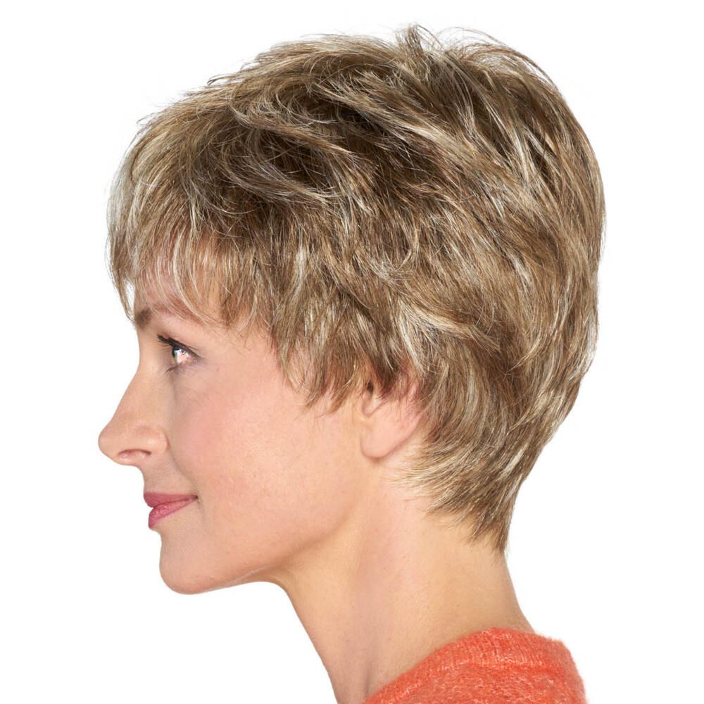Kurzhaarperücke mit blonden Strähnen. Seitenansicht. Oranger Pullover.