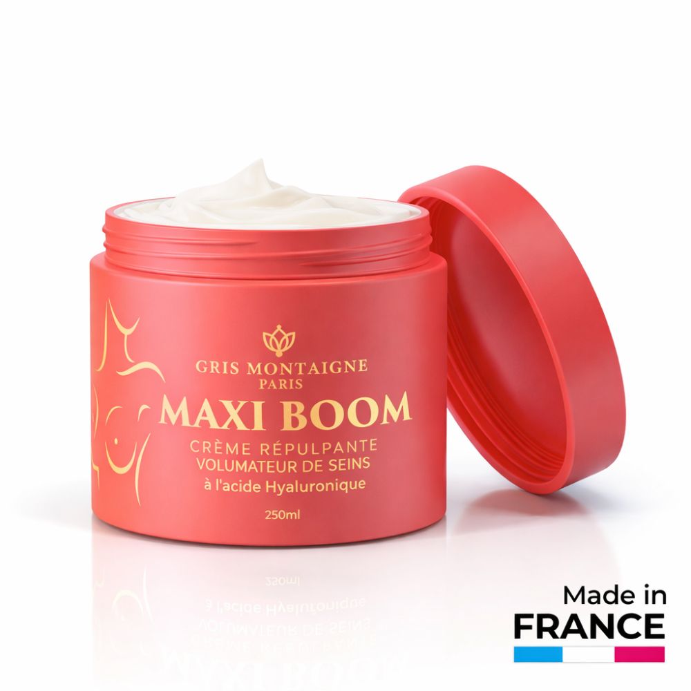 Rote Creme-Dose, offen, mit Produkt und Deckel daneben. Aufschrift: MAXI BOOM, Creme für das Volumen der Brust, mit Hyaluronsäure. Made in France.