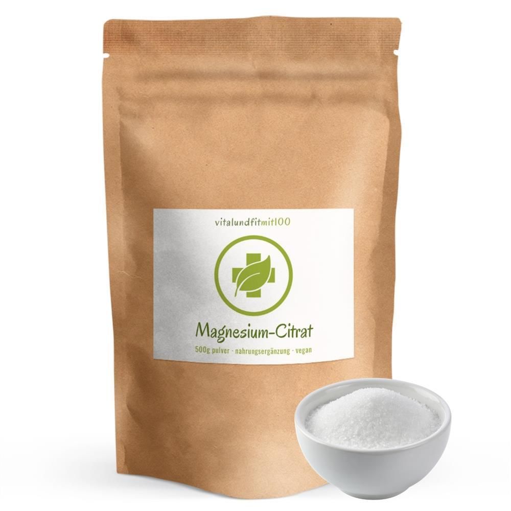 Braune Papierverpackung mit weißem Etikett. Aufschrift: vitalundfitmit100, Magnesium-Citrat. Eine Schale mit weißem Pulver daneben.