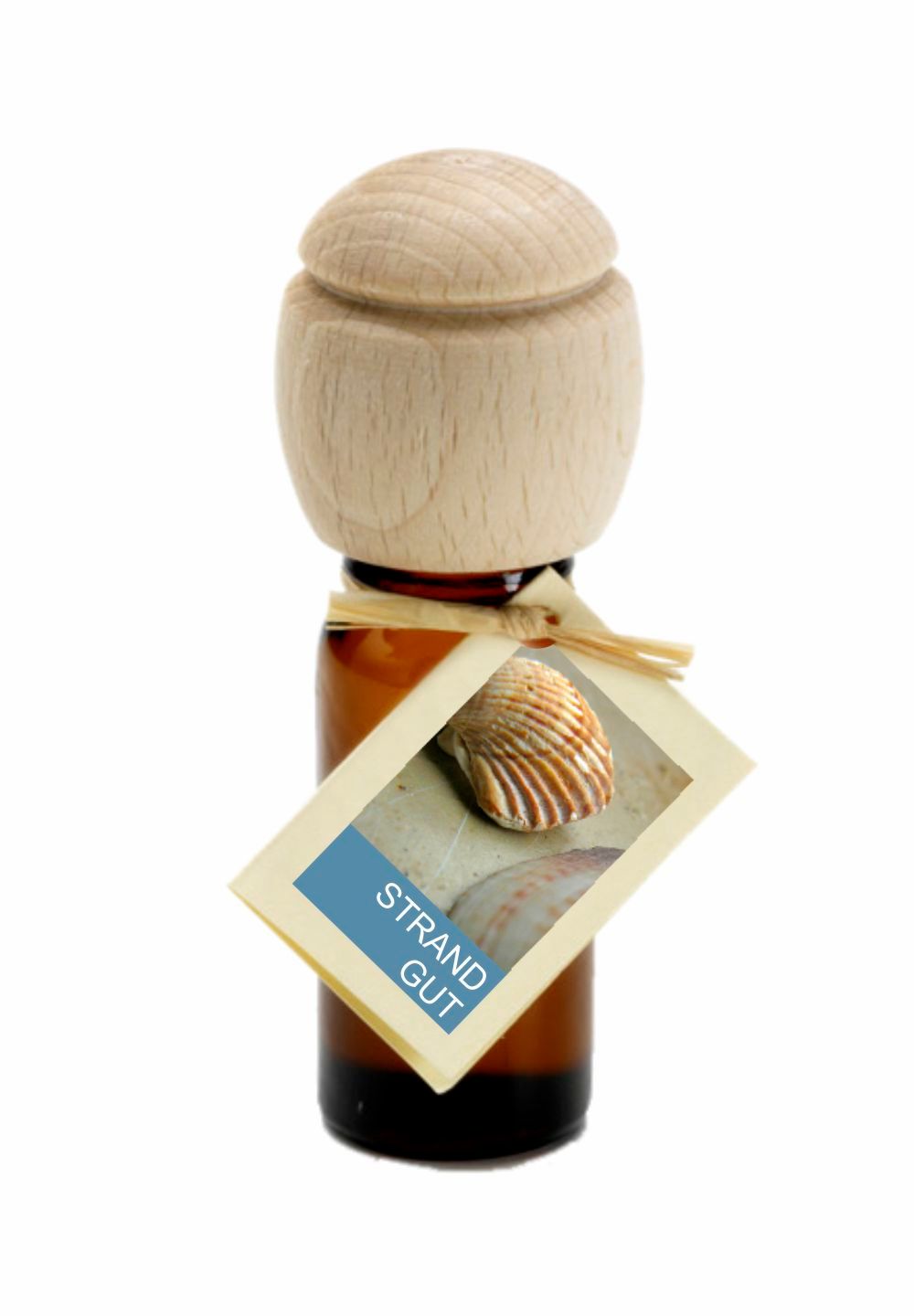 Braune Glasflasche mit Holzverschluss und Anhänger. Anhänger mit Muschel-Motiv und Text: STRAND GUT.