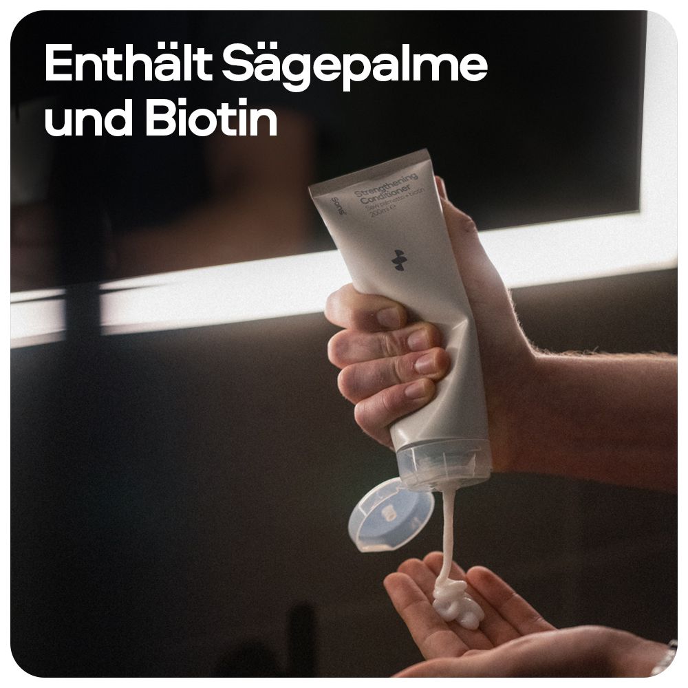 Person drückt Conditioner aus Tube. Text: „Enthält Sägepalme und Biotin“. Produktname sichtbar.