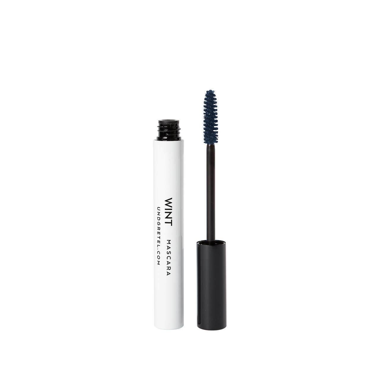 Weiße Mascarahülse mit schwarzem Deckel und Bürste. Aufschrift: WINT, UNDGRETEL.COM, MASCARA. Blaue Bürste.