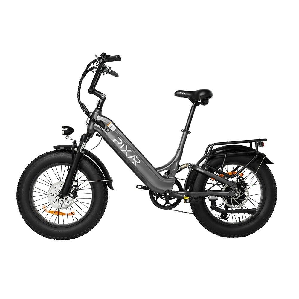 Elektro-Citybike mit breiten Reifen. Grauer Rahmen, schwarze Komponenten. Gepäckträger, Scheinwerfer, und das Logo PIXAR.