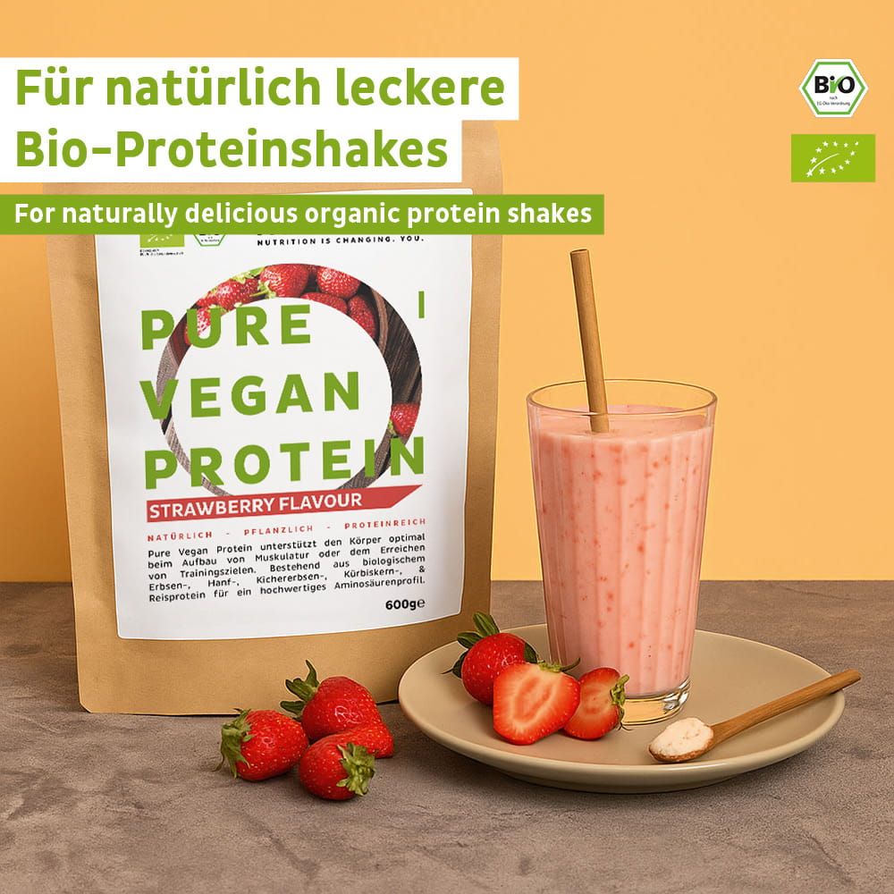 FAIRNATURAL Bio Vegan Protein Pulver Erdbeergeschmack in brauner Verpackung, daneben ein Glas Erdbeer-Proteinshake und frische Erdbeeren.