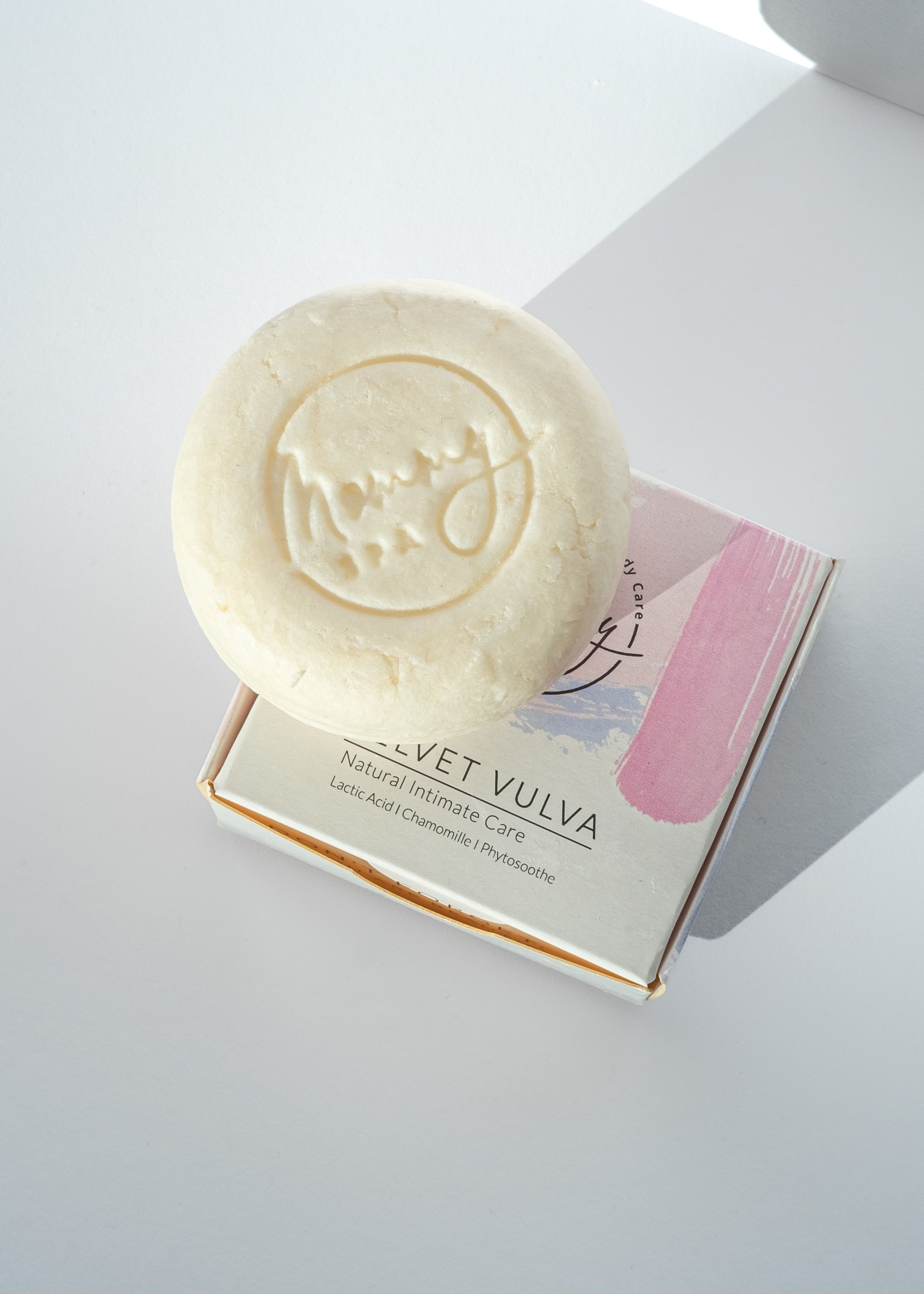 Rundes Intimpflegestück auf Verpackung. Aufschrift: Velvet Vulva, Mommy SPA. Natürliche Intimpflege. Cremefarben.