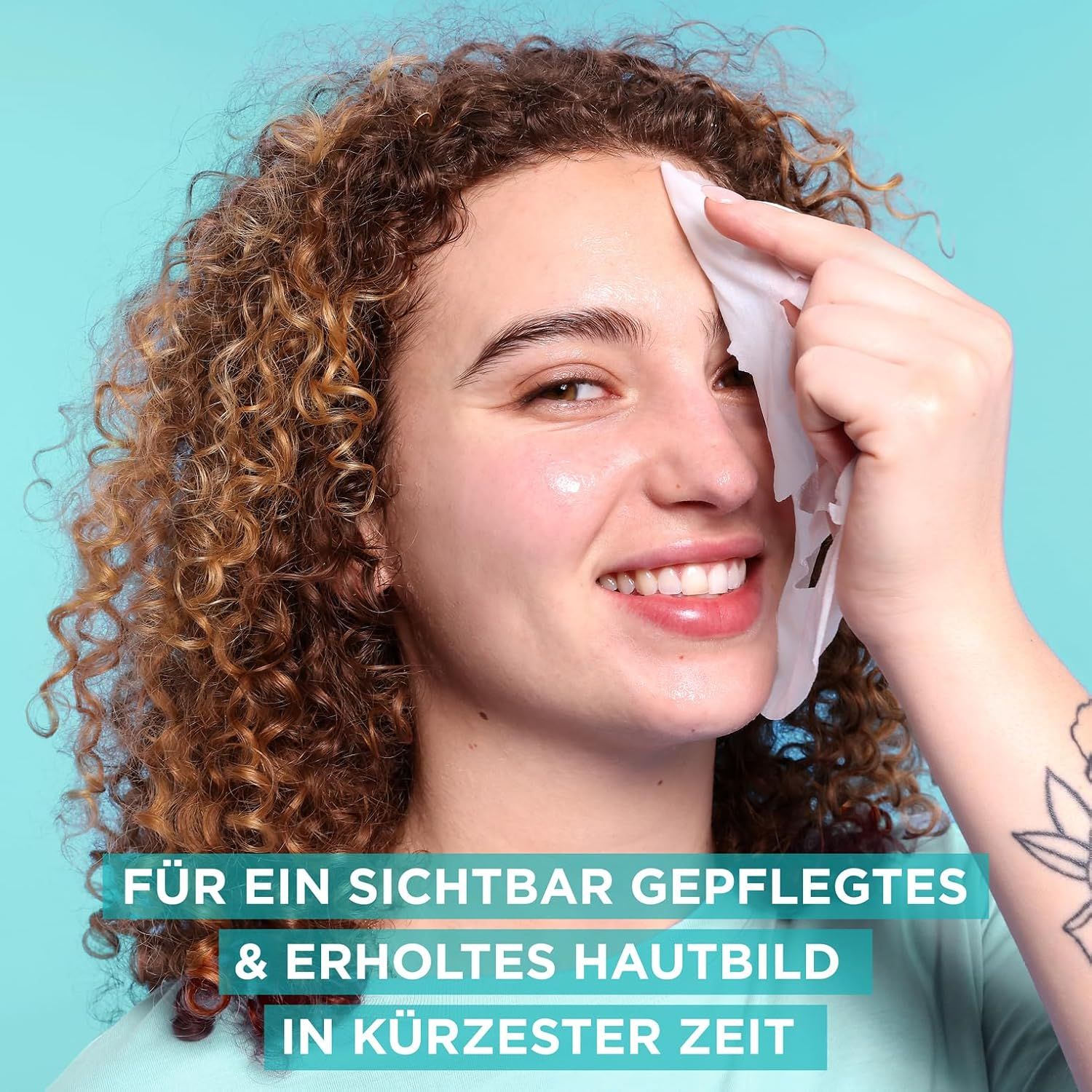 Frau mit Garnier Tuchmaske Aloe Hydra Booster Serum. Anwendung auf dem Gesicht.