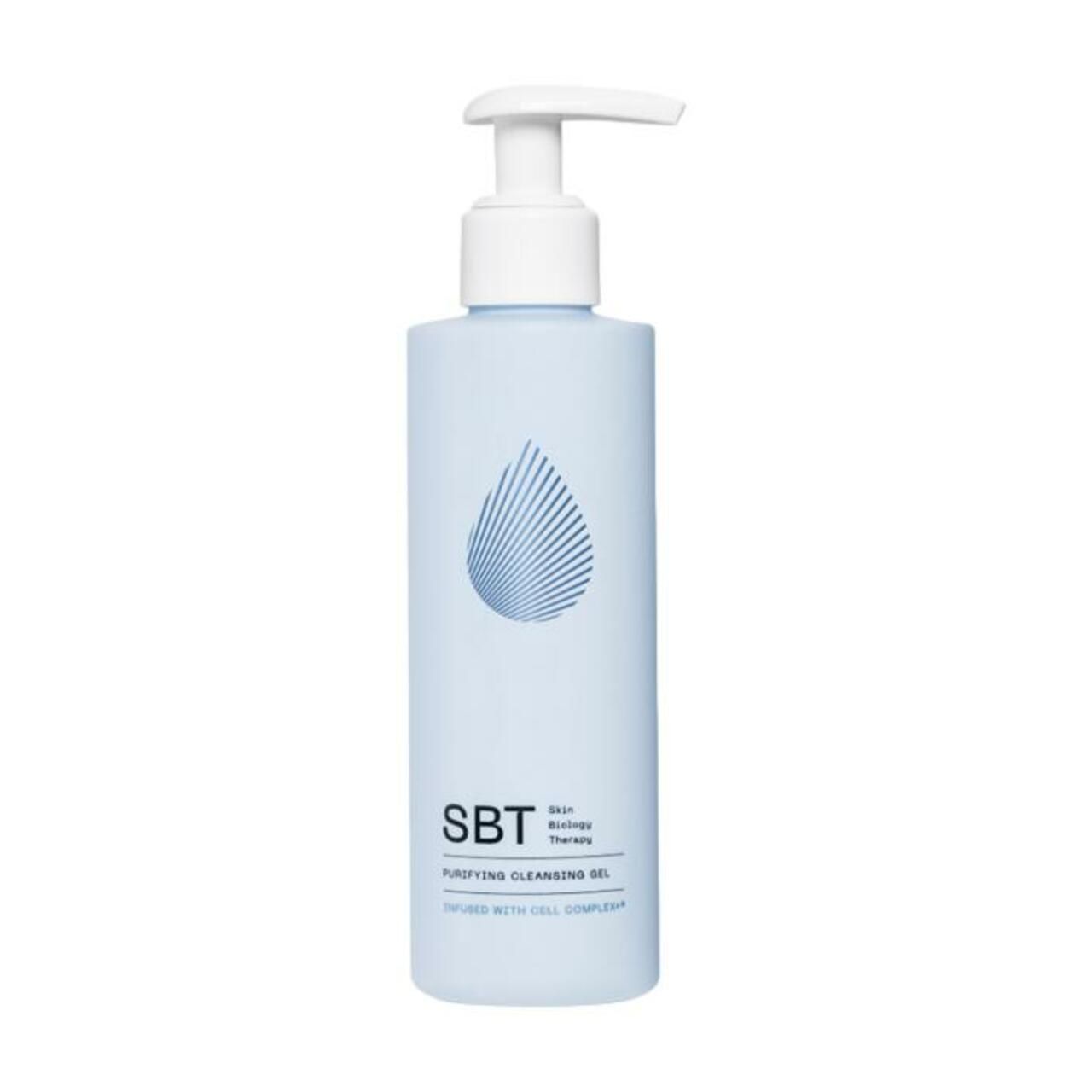 Hellblaue Flasche mit Dosierpumpe. Aufdruck: SBT, Purifying Cleansing Gel, Tropfen-Logo.