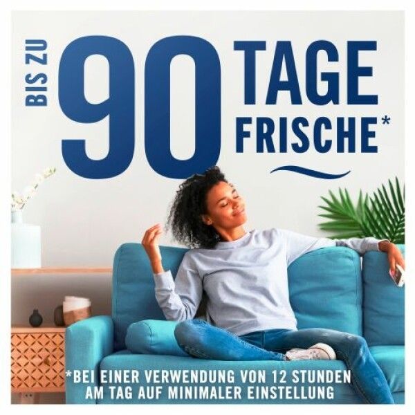 Frau sitzt entspannt auf einem blauen Sofa. Text: Bis zu 90 Tage Frische. Sternchen-Hinweis: Bei minimaler Einstellung.